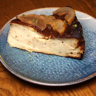 Burnt Cheesecake cu pară coaptă și coajă de lime