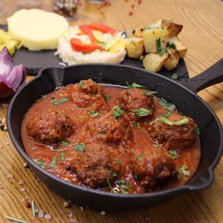 Chiftele marinate de pui cu garnitură la alegere