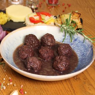 Chiftele marinate de vită cu garnitură la alegere