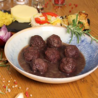 Chiftele marinate de vită cu garnitură la alegere