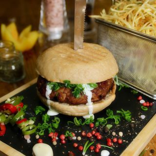 Pleșcavița și cartofi pai din partea casei