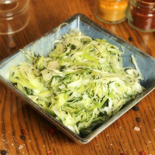 Salată de varză albă cu mărar