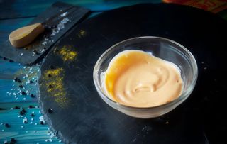 Sos Kaa       [combinatie de sos rosii cu sos de usturoi].