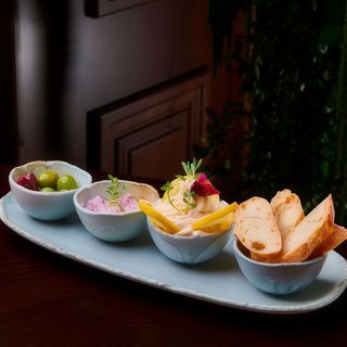 Icre de Crap servite cu mix de Măsline