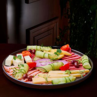 Gustare rece asortată cu brânză și mezel 