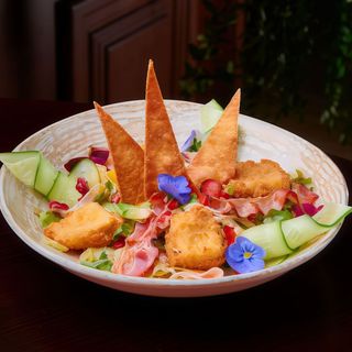 Salată cu Camembert crocant