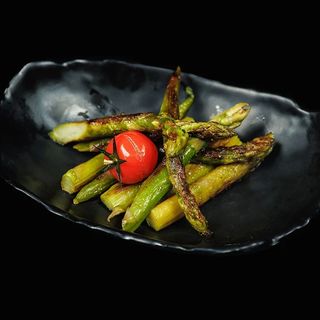 Sparanghel proaspăt tras în unt