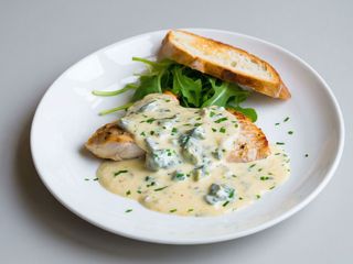 Piept de pui cu sos gorgonzola