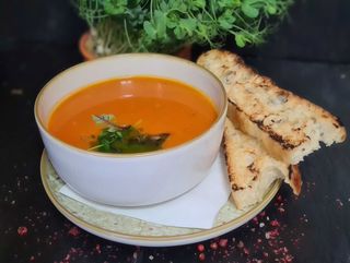 Supa crema de rosii si focaccia artizanala