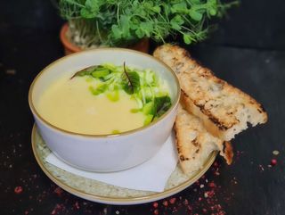 Supa crema de cartofi cu praz si focaccia artizanala