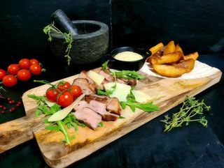 Tagliata din ceafa de porc cu cartofi si sos de mustar cu miere