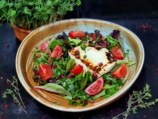 Salată cu halloumi, patrunjel, rodie si focaccia artizanala