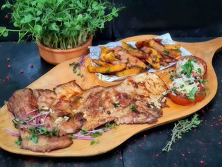 Fleica uriasa de porc, cartofi taranesti si rosii cu usturoi la gratat