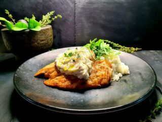 Piept de pui la gratar, orez cu unt si sos gorgonzola