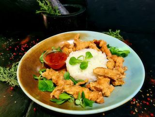 Pui in sos dulce acrisor si orez cu unt