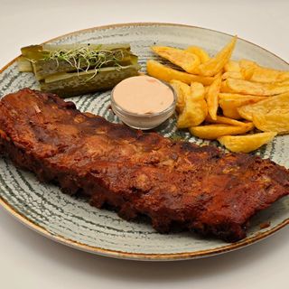 Coaste de porc la cuptor cu sos white bbq, cartofi aurii si castraveti murati