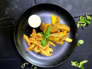 Muschiulet de pui pane cu cartofi aurii si sos de usturoi