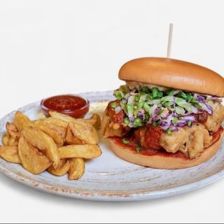 Crispy Chicken Burger cu sos smoked BBQ si cartofi wedges