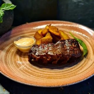 Half ribs cu sos white bbq si cartofi aurii