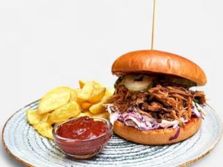 Pulled pork burger cu cartofi aurii si sos smoked BBQ