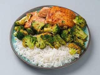 Somon la grătar, sote de broccoli și orez cu unt
