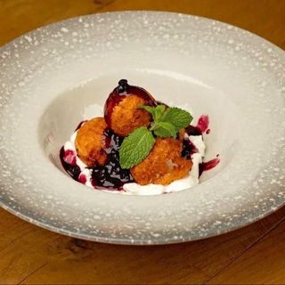 Papanasi cu smantana si dulceata de afine