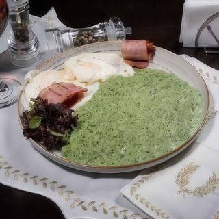 Spanac cu ochiuri si bacon