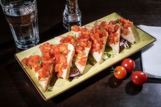 Bruschete cu rosii si usturoi