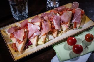 Bruschete cu rosii si prosciutto