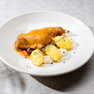 Pulpă de iepure cu polenta și sos de ceapa / 200/200/100 gr