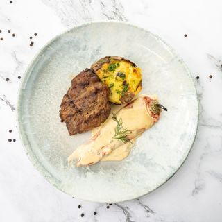 Ceafă de porc Iberic, cartof la jar și ardei cu smântână-200/100/100g