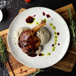 Pulpă de rață cu piure de cartofi cu trufe și sos de merișoare -150/150/50g