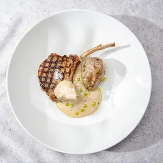 Tomahawk de porc la grătar cu cartof la jar si sos de piper verde - 250/150/50g