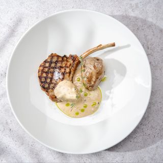 Tomahawk de porc la grătar cu cartof la jar si sos de piper verde - 250/150/50g