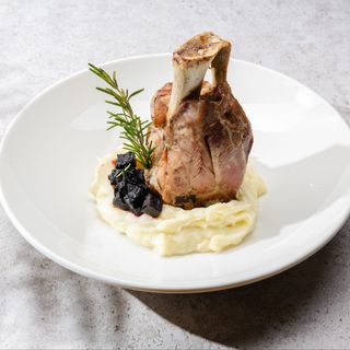 Stinco de porc cu piure de cartofi și sos de hrean-450/150/50g