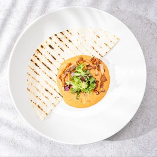 Humus cu ardei copți și chips de bacon-200g