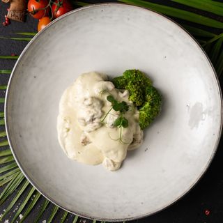 Piept de pui cu sos gorgonzola, nuci si broccoli- 400g