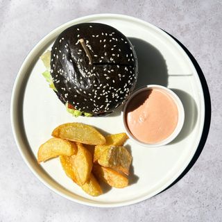 Black Star Burger cu cartofi cu usturoi și parmezan - 300/150/50 gr