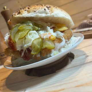 Hamburger cu carne, șuncă și cașcaval