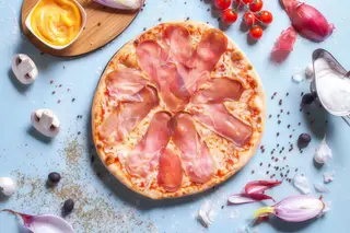 Pizza Crudo e formaggi mica