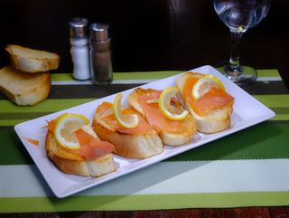 Crostini al salmone