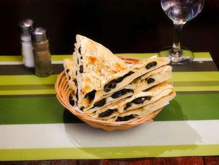 Focaccia cu măsline negre feliate