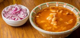 Ciorba de fasole cu ciolan si ceapa rosie