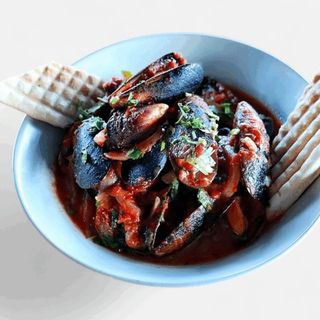 Scoici în sos roșu șI vin cu pâine prăjită