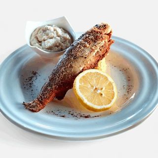 Pastrav prajit cu mamaliguta si mujdei