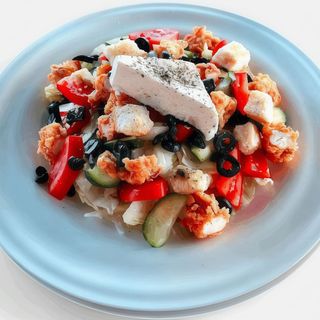 Salata Crispy si sos cocktail