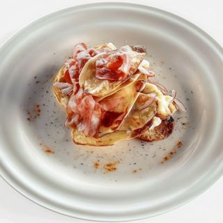 Scrijele de cartofi cu bacon, ceapă roșie și brânză de burduf