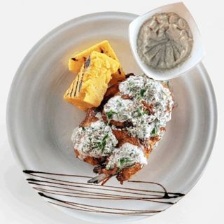 Jumatate de pui la ceaun, mamaliguta si mujdei