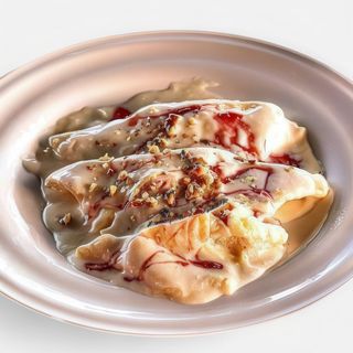 Colțunași cu brânză dulce sărată, smântână și dulceață de trandafiri