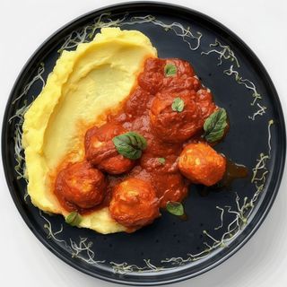 Chiftele cu sos si piure